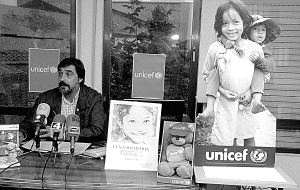 José Martín Morrondo presenta ayer la campaña de Navidad en la sede de Unicef. / J. RUIZ