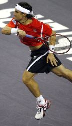 Ferrer ejecuta un golpe en el partido ante Nadal. / P. PARKS-AFP