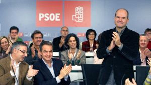 Manuel Chaves, de pie, con José Luis Rodríguez Zapatero y José Blanco (a la izquierda), agradece su ratificación como candidato a la Junta de Andalucía. / INMA MESA-EFE