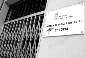 Fachada de la sede de la Cámara Agraria Provincial, en la calle Severo Ochoa de Segovia. A la derecha,  un agricultor acude a una mesa electoral en las elecciones del 27 de mayo del 2002. / ANTONIO TANARRO / ANTONIO DE TORRE