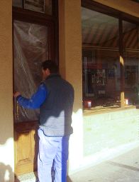 Un cliente observa el plástico colocado en el bar. / P. P. S.