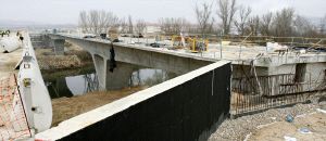 Estado de las obras en el puente que cruzará el río Pisuerga de la nueva ronda. / GABRIEL VILLAMIL