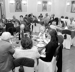 Emigrantes de la Operación Añoranza, anoche, en una cena. / L. C.