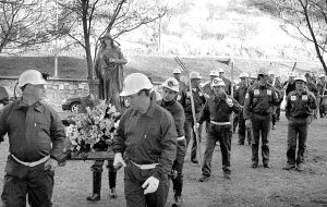 Los mineros portan ayer en procesión la imagen de Santa Bárbara. / J. C. DIEZ