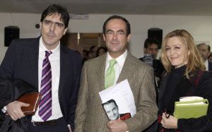 Bono (c), junto a los autores del libro 'Zapatero, el rojo'. / J. L. PINO-EFE