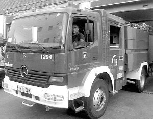 Carlos Municio al volante de un camión del parque. ÁNGEL. E. CALLE