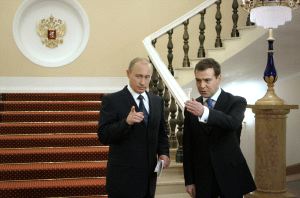 Putin y el primer viceministro Dimitri Medvédev en un acto celebrado en el Kremlin en el 2006. / AP
