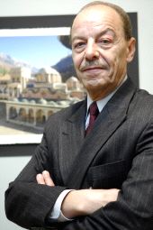 Ivan Christov, junto a una imagen del Monasterio de Rila. / M. Á. S.
