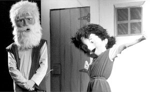 El abuelo y Heidi, en un momento del espectáculo que recaló ayer en el pabellón Pedro Delgado. / ANTONIO TANARRO