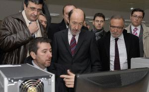 El ministro del Interior, junto al director general de Tráfico, Pere Navarro (segundo por la derecha), durante su visita al Centro Estatal de Tramitación de Denuncias Automatizadas. / J. CASARES - EFE