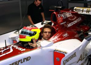Roldán Rodríguez, dentro de un monoplaza de la escudería Force India. / EL NORTE