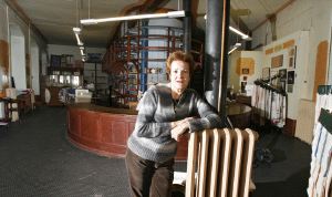 Consuelo Chamorro en el mostrador casi vacío de la tienda. / G. V.