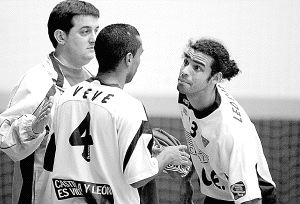 Miguel Ángel Hernández da instrucciones a Vevé y Leo Carioca durante un partido. / LUIS CALLEJA