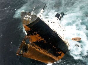 La petrolera Total, condenada por la marea negra del 'Erika' en 1999