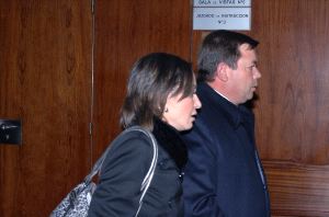 Javier Cruz, ayer, acompañado por su abogada a la salida del Juzgado donde declaró. / R. OTAZO