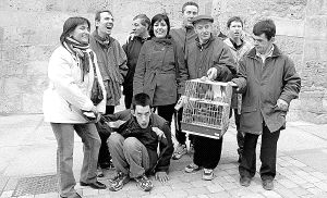 Usuarios y monitores del Camp, con su loro en la puerta de la iglesia de San Miguel, el día de San Antón.