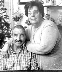 Pedro, junto con su esposa.
