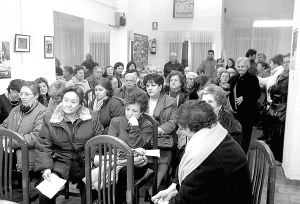 Los vecinos de Pantoja abarrotaron la sede vecinal para asistir a la asamblea. / LUIS CALLEJA