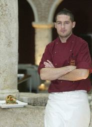 El cocinero Javier García Peña se apoya en el brocal del pozo del claustro del hotel AC Palacio Santana Ana. / CRISTIAN SANZ