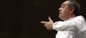 Ferrán Adrià durante la explicación de sus últimos hallazgos culinarios ayer en Madridfusión. / J. L. GUILLÉN-EFE