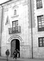 Fachada de la residencia Virgen del Canto. /M. J. C.