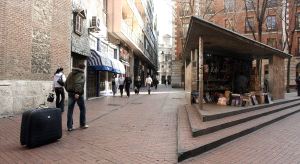 El joven cruzó la calle ensangrentado desde el escaparate de Oletvm para pedir ayuda a los porteros de la discoteca Mambo. / RICARDO SUÁREZ-EFE