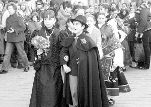 Laura Caballero y César Prieto desfilan delante de los invitados. / MARÍA JESÚS CACHAZO