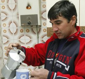 Ovidio Pop se prepara el desayuno antes de iniciar la jornada laboral. / FÉLIX ORDÓÑEZ