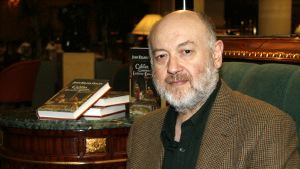 El historiador Juan Eslava Galán posa junto a varios ejemplares de su última investigación. / ESPASA CALPE
