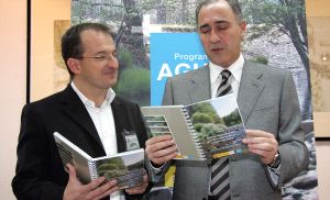 Vicente Paredes, autor de la guía, junto a Antonio Gato, presidente de la CHD. / HENAR SASTRE