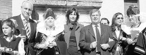 José Luis Concepción, Concha                                   García Campoy y los representantes de Unicef, Antonio Postigo y Carmen Robledo, posan con las aguederas y las alcaldesinas en                                 la fiesta celebrada ayer en Zamarramala en honor a Santa Águeda. / ANTONIO DE TORRE