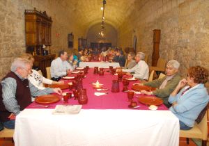 Un momento de la comida en el Monasterio de Matallana. / F. J.