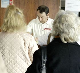 Dos mujeres hacen cola en el Registro Civil de Valladolid. / CRISTIAN SANZ