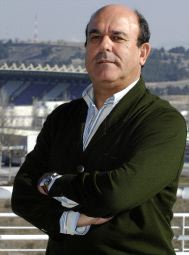 José Carlos Muñoz posa con el estadio como fondo. / M. Á. SANTOS