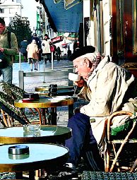 Un café al sol de París.