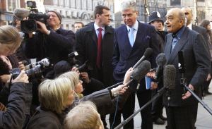 Mohamed Al Fayed atiende a los medios de comunicación a su llegada a los juzgados de Londres. / KIRSTY WIGGLESWORTH-AP