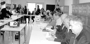 Los miembros de la junta rectora del Lago de Sanabria revisan la memoria del 2007. /A. S.