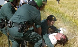 La Guardia Civil detuvo en junio del 2005 al ex alcalde de Gomecello por resistencia y desobediencia a la autoridad por intentar impedir la entrada de maquinaria al solar en el que la Junta de Castilla y León  construía el Centro de Tratamiento de Residuos. / J. M. G.-EFE