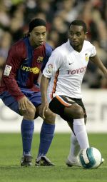 Miguel protege el balón en presencia de Ronaldinho. / FERNANDO BUSTAMANTE-AP
