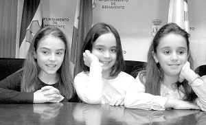 Las damas infantiles de las fiestas posan en el Ayuntamiento. / SUSANA M. MADRID