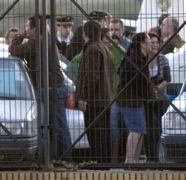 Familiares de Mari Luz esperan en el muelle de la ría de Huelva  para identificar el cadáver de la pequeña. / JULIÁN PÉREZ-EFE