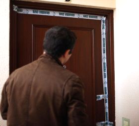 Domicilio del matrimonio en la avenida de Madrid de Laguna de Duero, precintado por la Policía. / R. G.