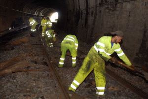 Operarios de Renfe arreglan la vía tras el incidente. / EFE