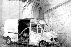 Estado de la furgoneta aparcada junto a la fachada, ennegrecida por el humo del incendio. /M. J. CACHAZO