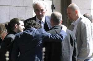 Clifford Luyk recibe el pésame a las afueras del tanatorio de Tres Cantos. / KIKO HUESCA-EFE