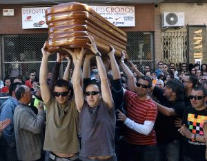 Familiares y amigos del joven fallecido trasladan el féretro acompañados de tres mil personas. / EFE