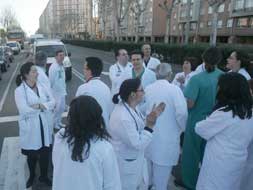 Los médicos en huelga, durante el corte de tráfico el pasado día 2 . / LUIS CALLEJA