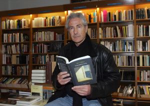 Barry Gifford, ayer en la librería Rayuela de Valladolid. / HENAR SASTRE