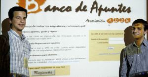 Javier Hernando y Fernando Calderón muestran la nueva página web de ADDE. / GABRIEL VILLAMIL