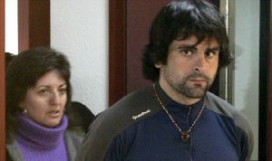 Ángeles Ruiz y Martín Ponce, a su llegada al juicio. / JAVIER LIZÓN-EFE